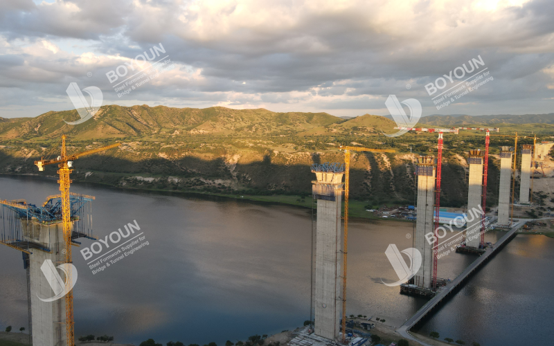 Xilamulun River Super Bridge Cantilever Form Traveller Cases