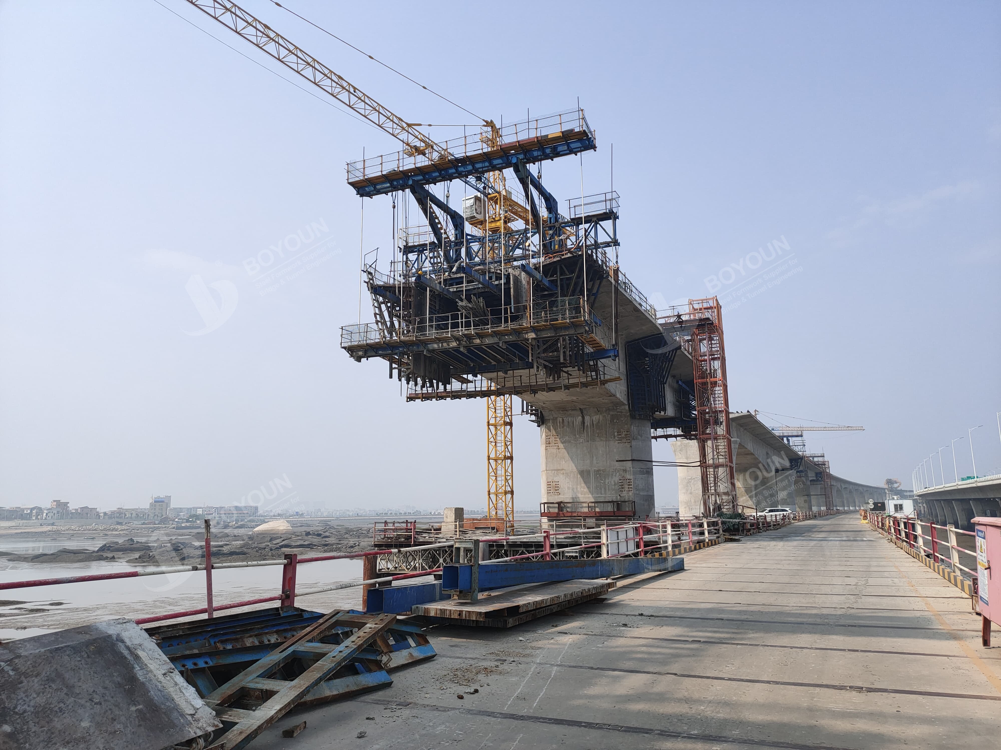 Construction of Prestressed Concrete Continuous Beam Bridge by Cantilever Casting Method