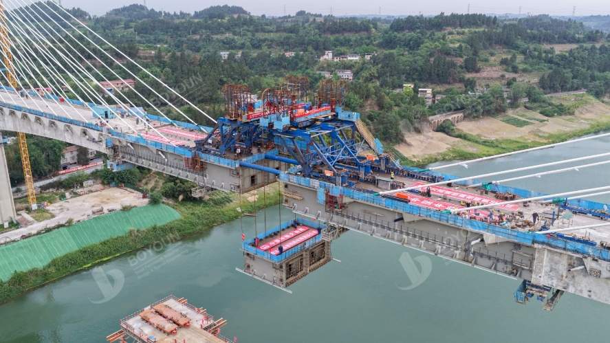 Hoisting of closure steel box girder segment Hoisting of closure steel box girder segment