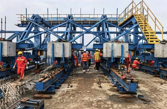 Inspect the anchoring condition of travelling rails Inspect the anchoring condition of travelling rails